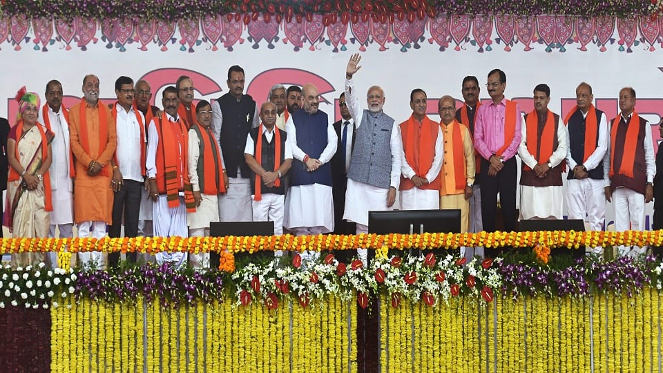 Gujarat Swearing: CM Vijay Rupani Takes Oath along 20 Ministers.BJP And PM Modi Showed Power