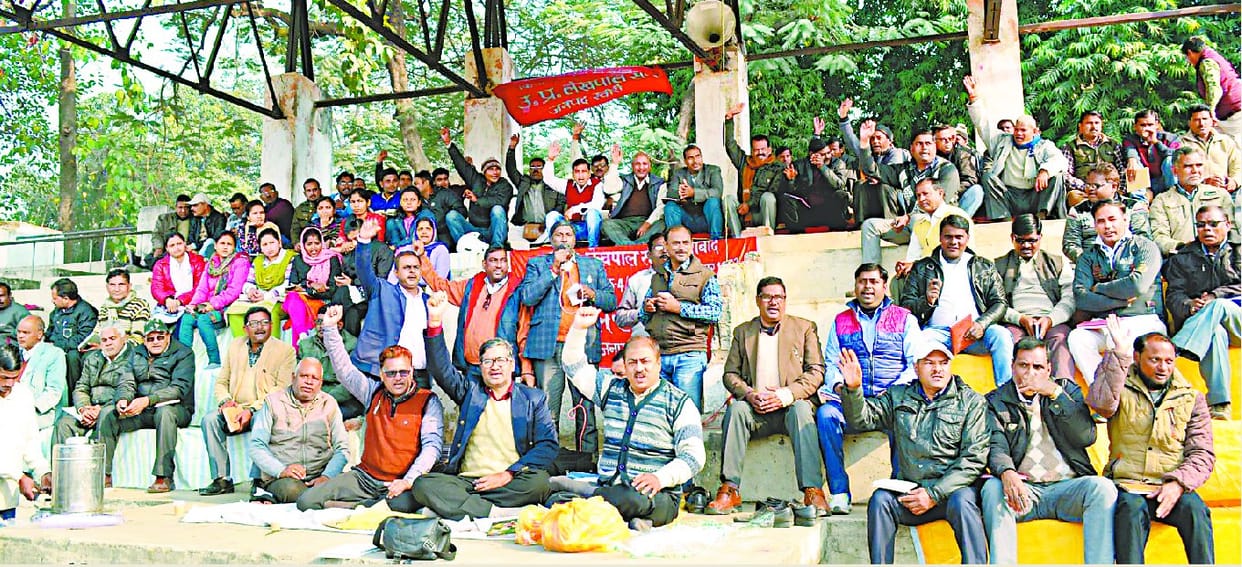 अपनी मांगों को लेकर लेखपालों ने किया धरना प्रदर्शन