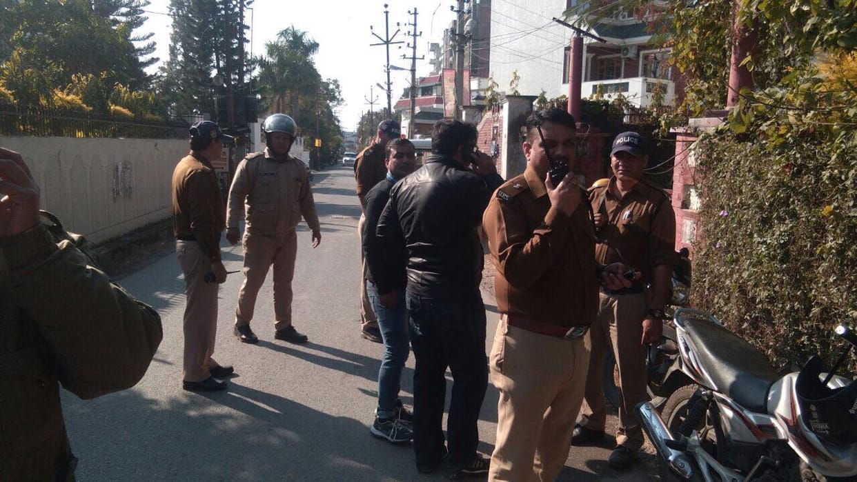 theft throws chili powder and looted 20 lakh