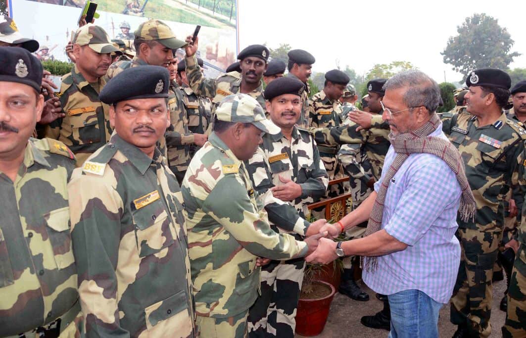 BOLLYWOOD ACTOR NANA PATEKAR SHARED MOMENTS WITH BSF JAWANS