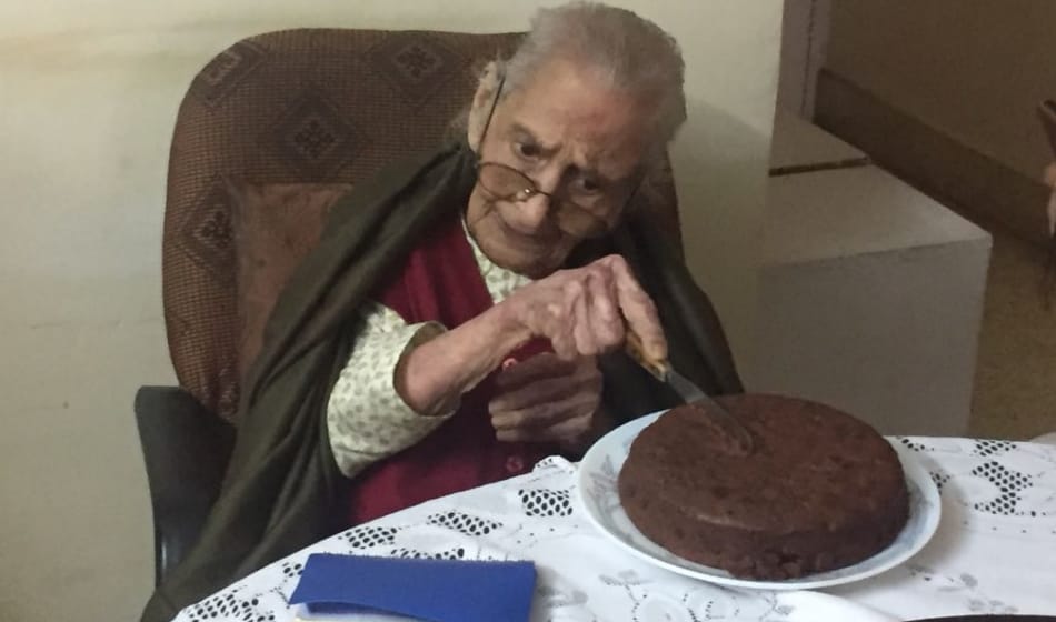 know why handsome rahul gandhi called her 107 year old female fan and what he talked
