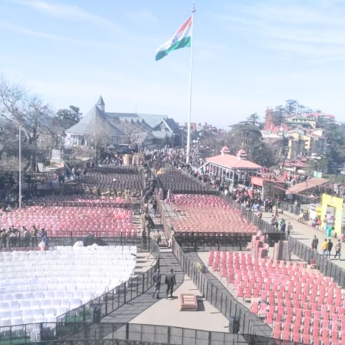 रिज पर फहरा रहा फटा हुआ तिरंगा