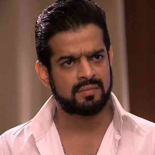 bigg boss 11 karan said that hina khan is a fake girl and she is proudy