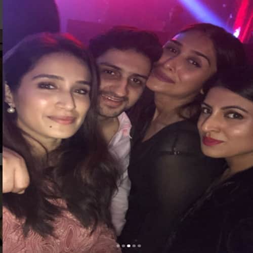 Sagarika Ghatge is enjoying with zaheer khan and his friends