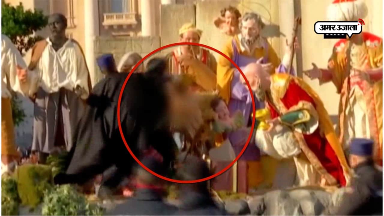 टॉपलेस महिला