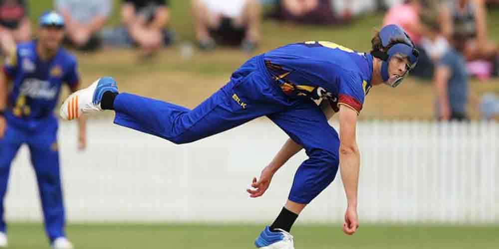 Warren Barnes bowls with helmet in t20 match