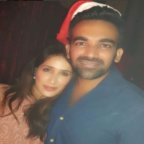 Sagarika Ghatge is enjoying with zaheer khan and his friends