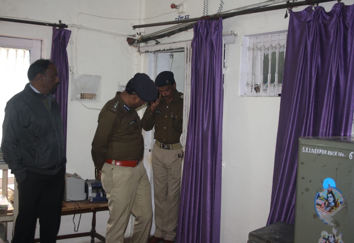 शहर में नेकपुर एसबीआई के स्ट्रांग रूम में घुसे बदमाश