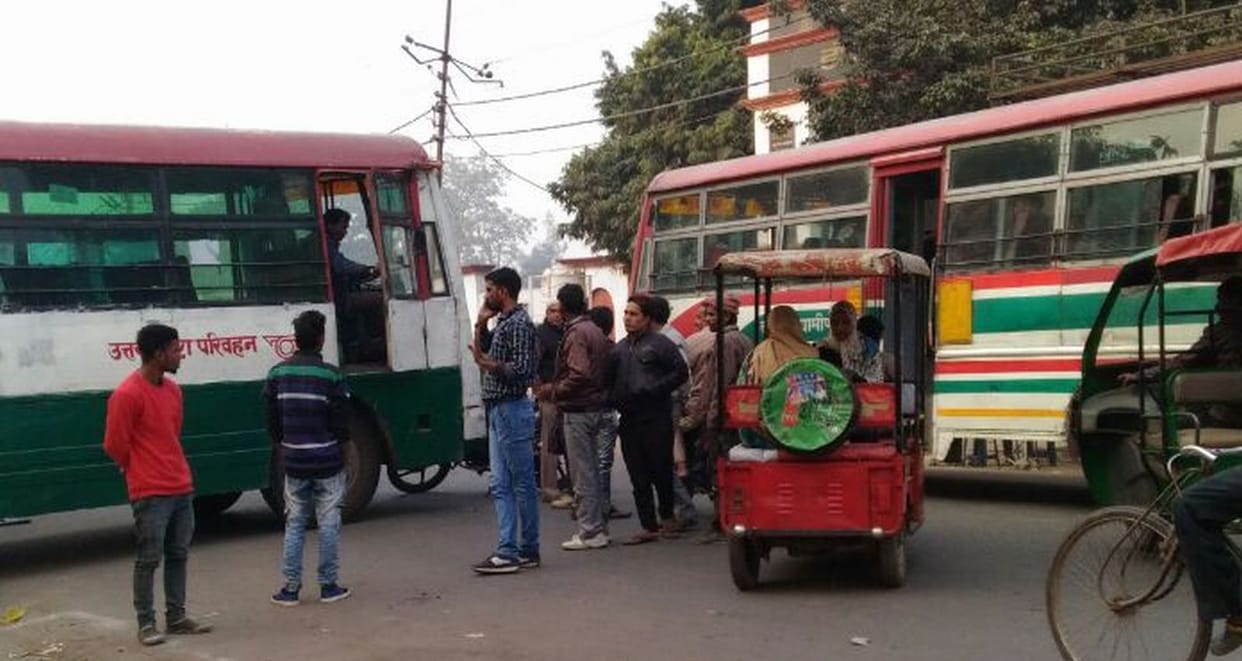 पुलिस लाइंस गेट में बस घुसने पर हंगामा