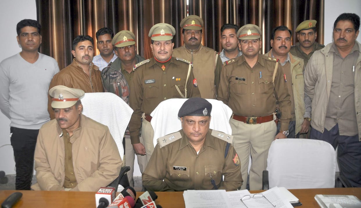 two police man injured during encounter with accused