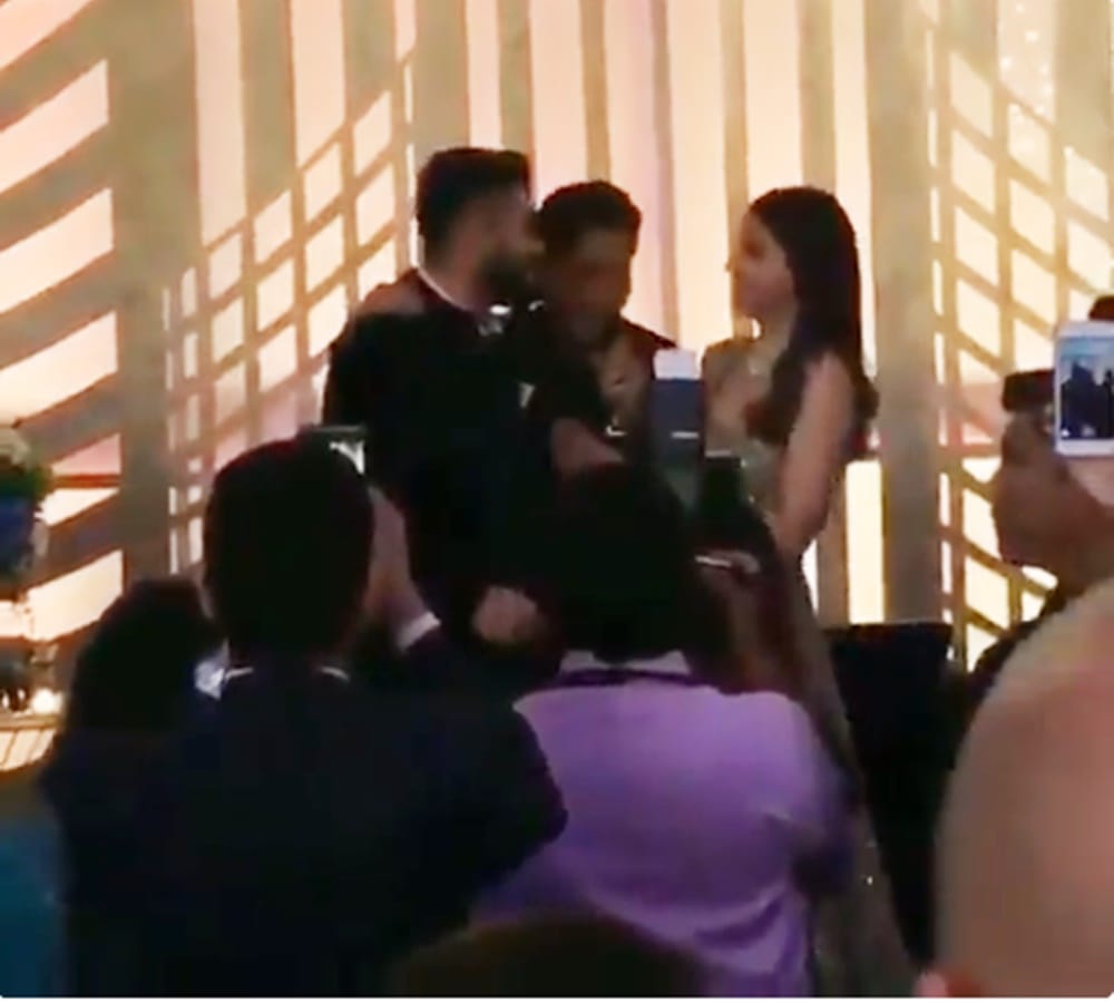 virat kohli and anushka sharma dance with shahrukh khan at mumbai reception