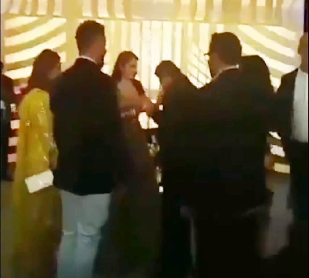 virat kohli and anushka sharma dance with shahrukh khan at mumbai reception