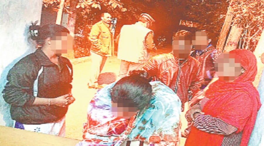 Molestation to girl, hit the slap, beaten the brother