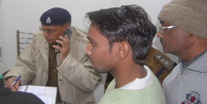 Nine lakh looted, the accused absconded