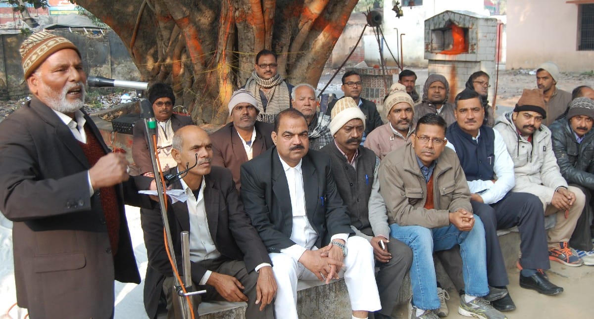 एसपी के बाद वकीलों के निशाने पर डीएम