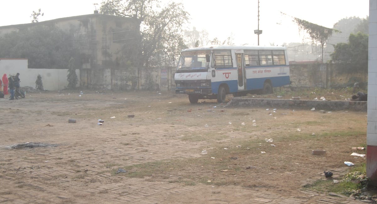 रोडवेज परिसर से उखड़ गया रैनबसेरा 