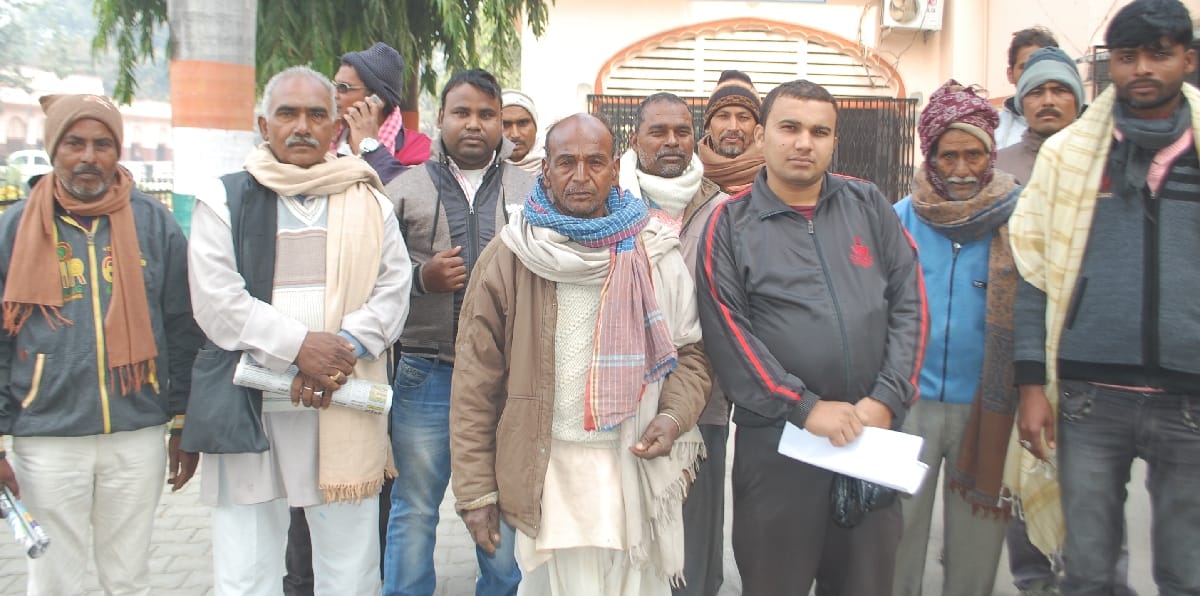 डीएम कार्यालय पर प्रदर्शन,कब्जा खाली कराने की मांग