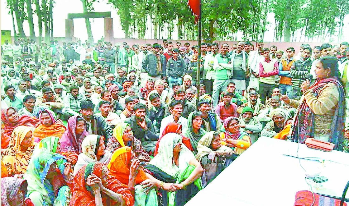 भाकियू ने वोटर पेंशन की मांग कर धरना दिया