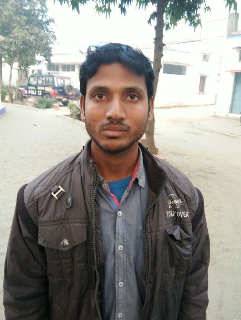 बैंक में रकम जमा करने गया था युवक, कागज की गड्डी थमाकर एक लाख रुपये ले गए जालसाज