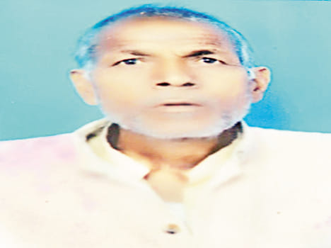 The elderly dies due to falling from a passenger train