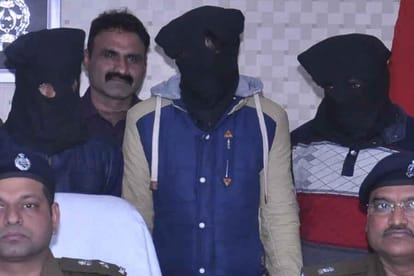 four arrested for doing fraud in ATMs.
