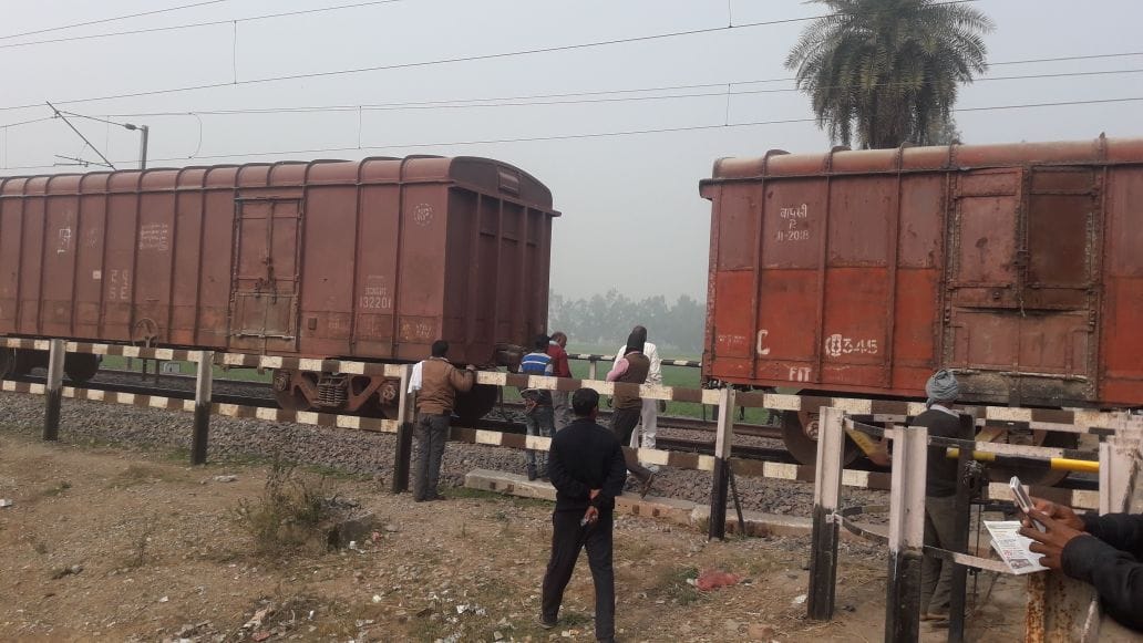 A goods train devided into two parts in barabanki.