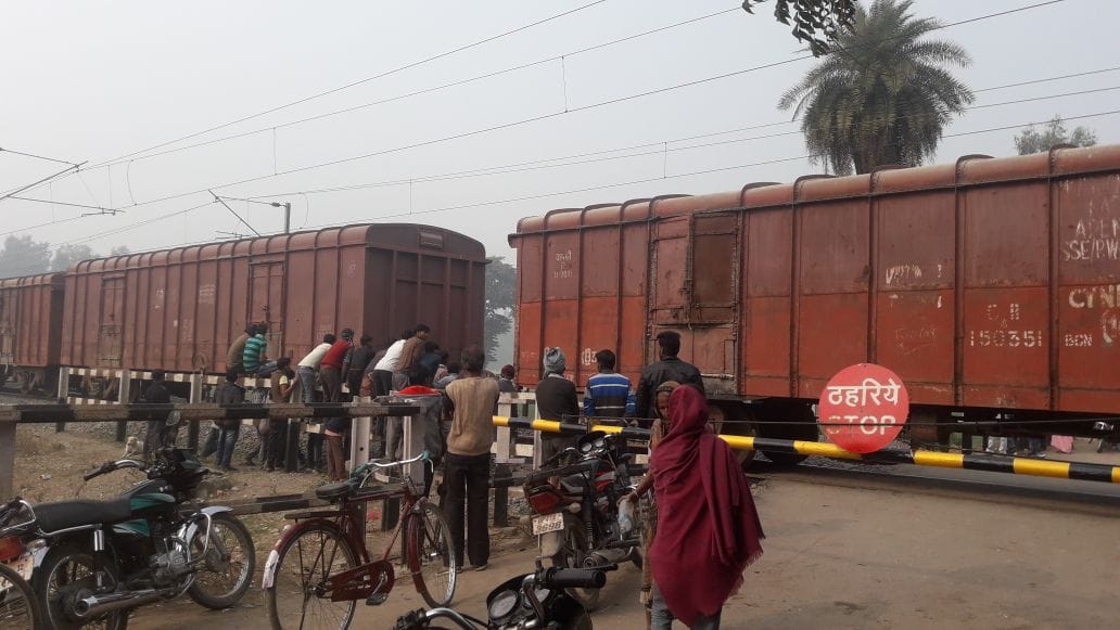 A goods train devided into two parts in barabanki.