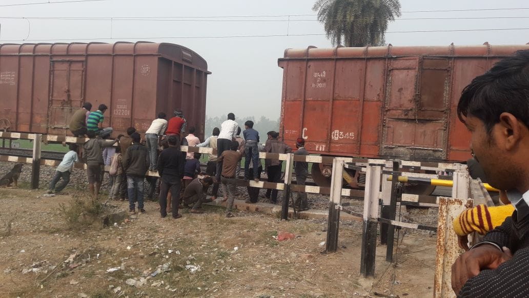 A goods train devided into two parts in barabanki.