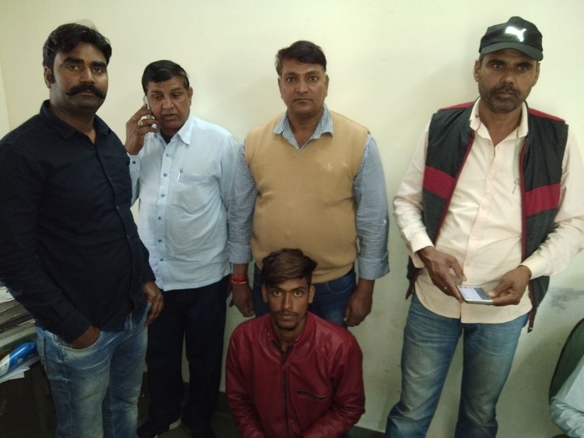 A vehicle theft arrest in jaipur who looted begs from womens