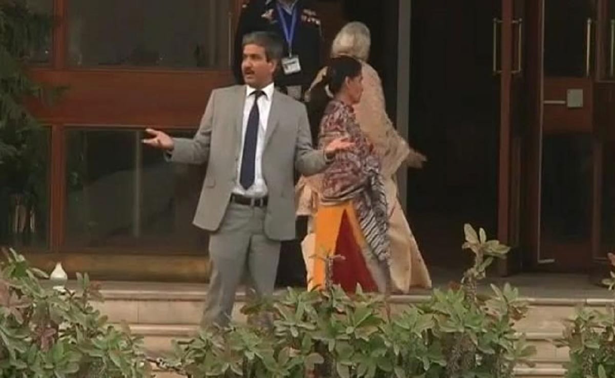 Pakistani journalists heckle and harass Kulbhushan Jadhav's mother wife after their meeting with him