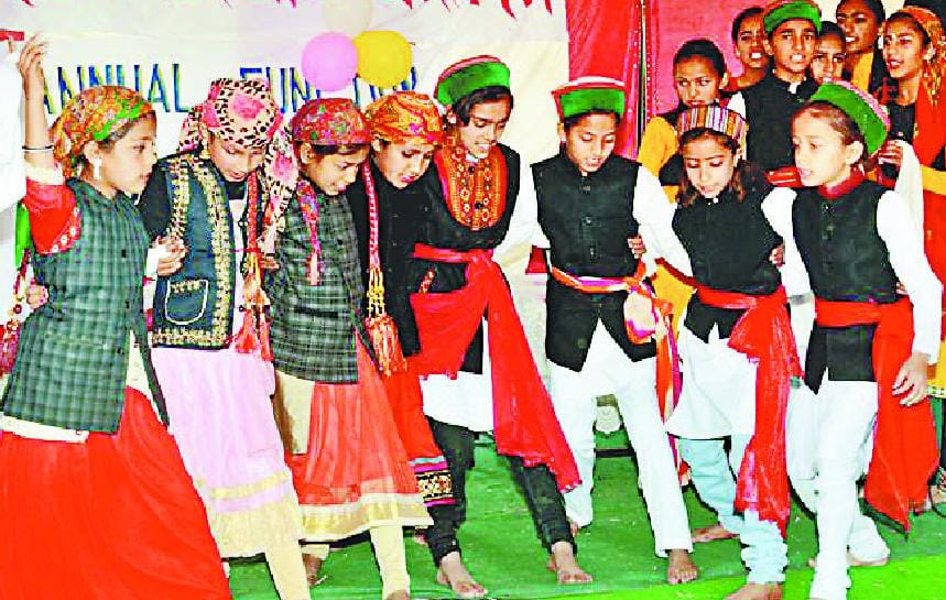 कुट्टी स्कूल के मेधावियों को मिला इनाम