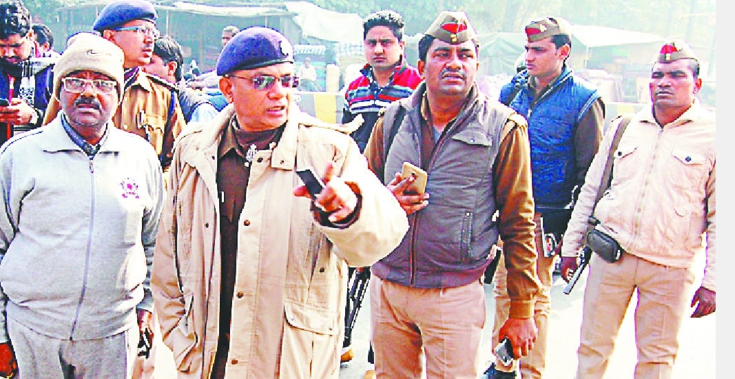 DELHI ROAD PAR DIN DAHARE 8.9 LAKH KI LOOT