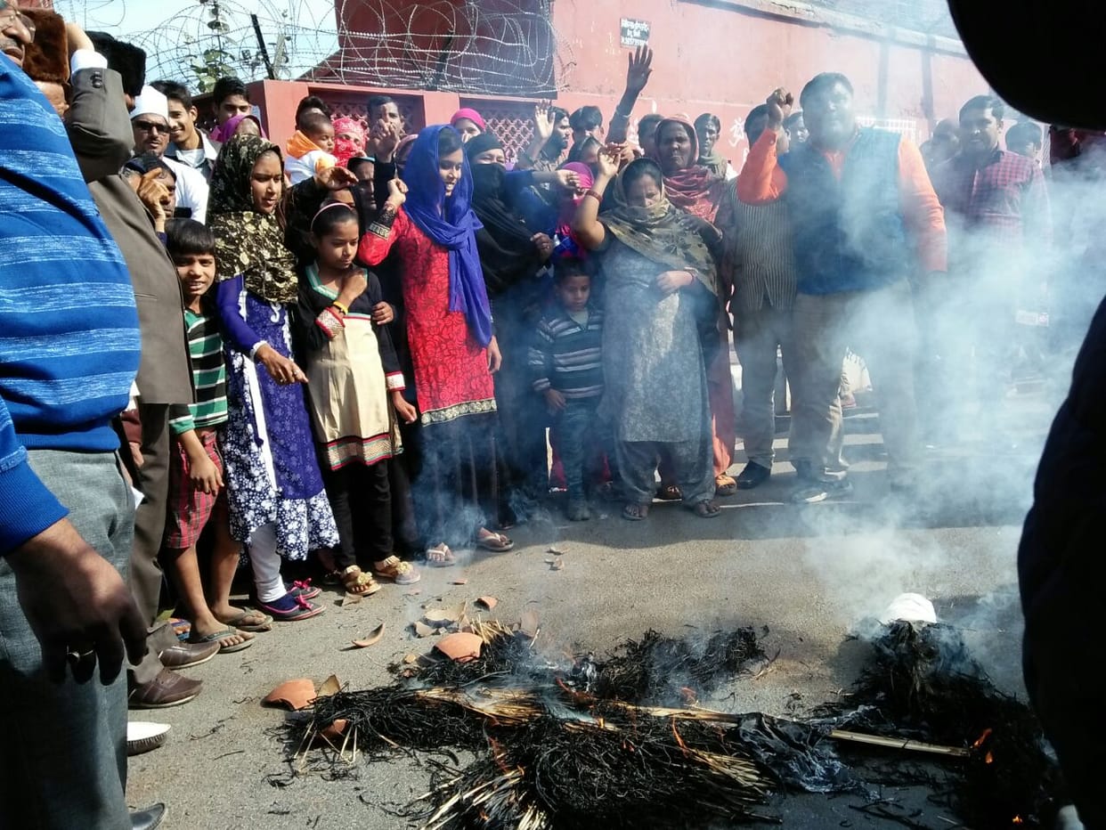 AIMPLB effigy burnt by muslim woman in agra