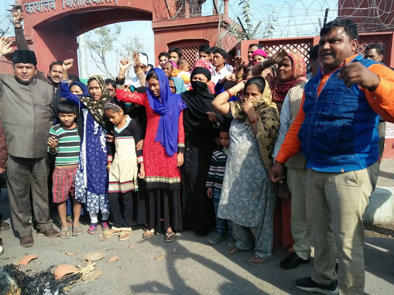 AIMPLB effigy burnt by muslim woman in agra