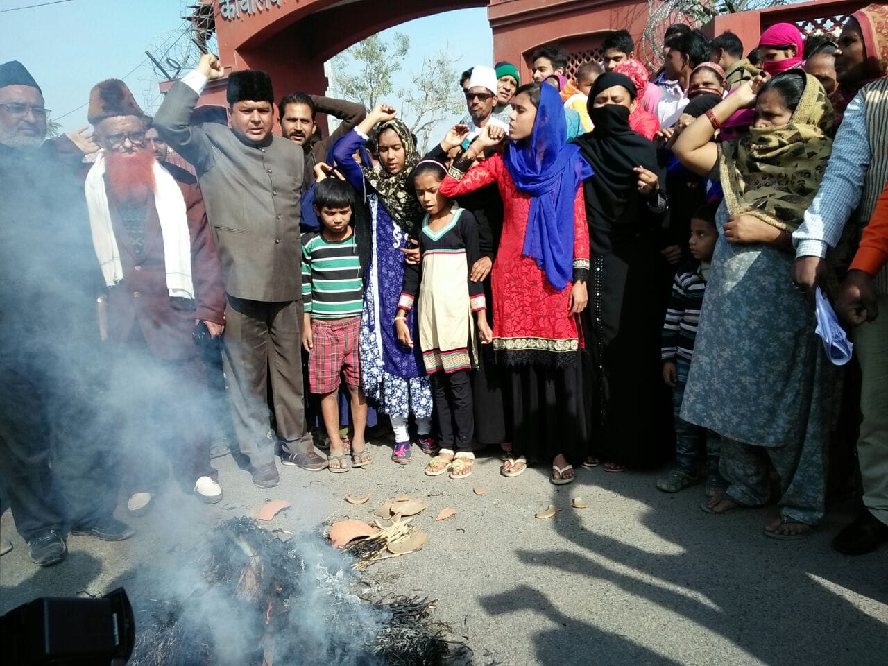 AIMPLB effigy burnt by muslim woman in agra