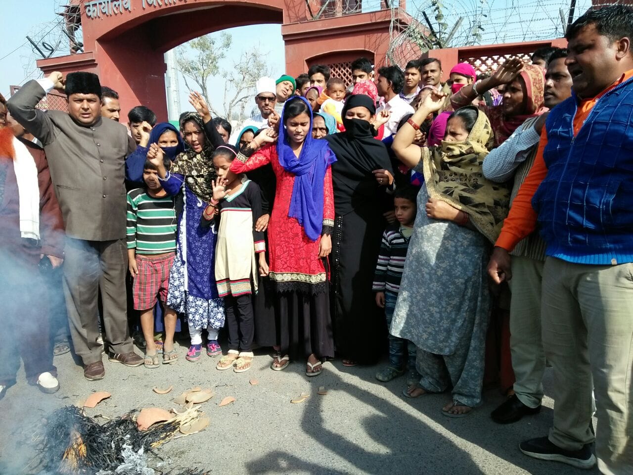 AIMPLB effigy burnt by muslim woman in agra