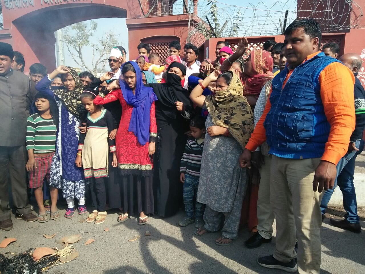 AIMPLB effigy burnt by muslim woman in agra