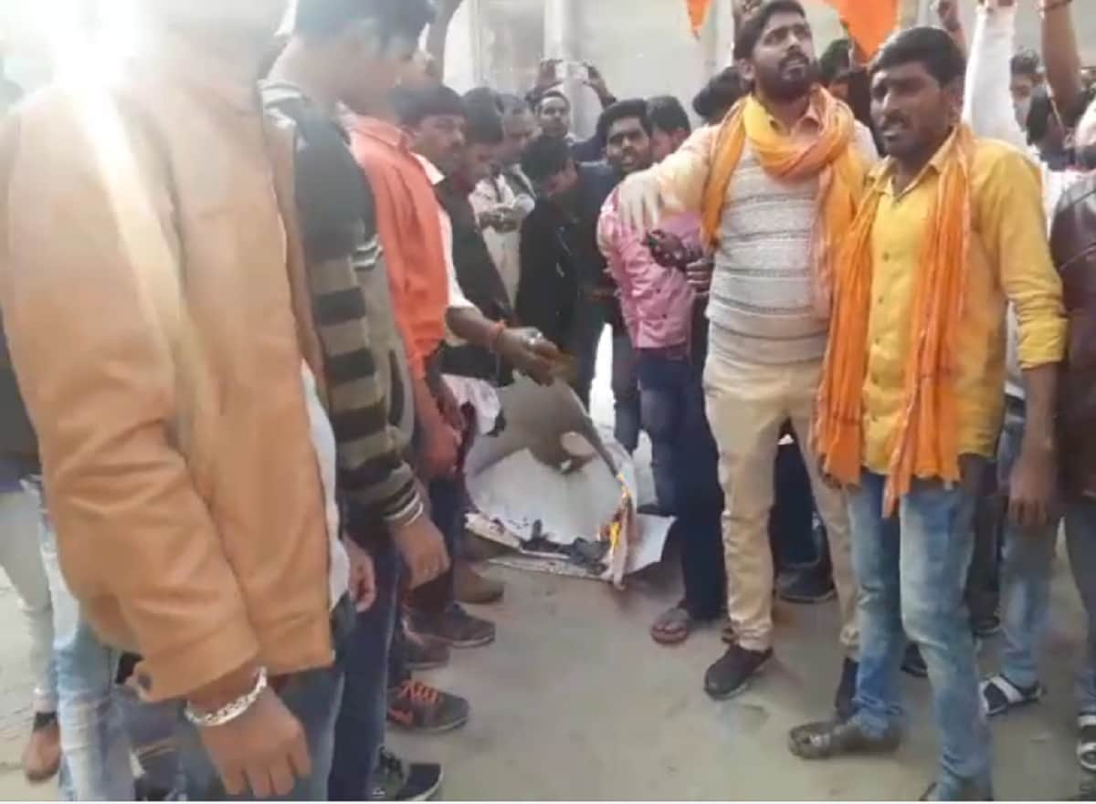 protest against tiger zinda hai in Jhansi of Uttar Pradesh