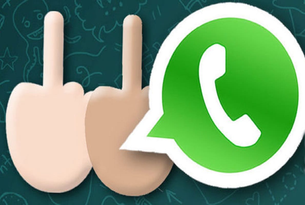 दिल्ली के वकील को पसंद नहीं आई WhatsApp की यह 'Emoji', भेजा लीगल नोटिस Delhi based lawyer threatens to sue WhatsApp over a Middle Finger Emoji