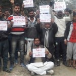नारेबाजी करते युवा।