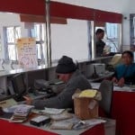 इंटरनेट सेवा बाधित होने से चंपावत पोस्ट आफिस में पसरा सन्नाटा।