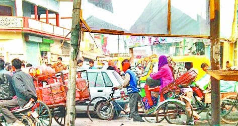 कश्मीरी चौक पर लगे जाम में फंसे रहे शहरी