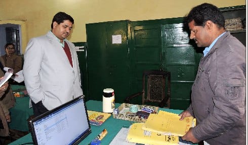 पांच कर्मचारी अनुपस्थित मिले, वेतन काटने के आदेश