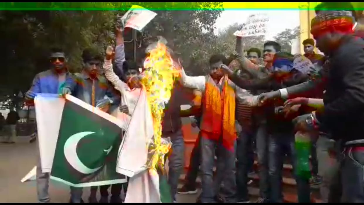 protesters burnt Pakistani flag in Lucknow