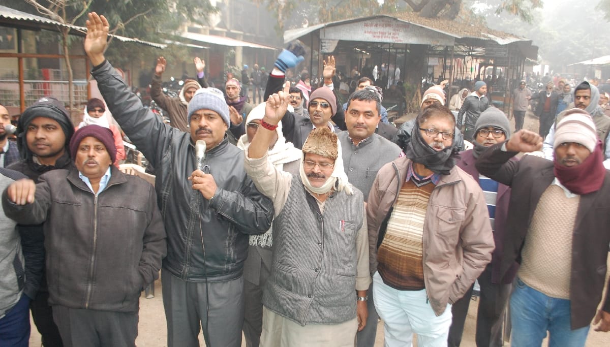 एसपी के तबादले तक जारी रहेगा आंदोलन