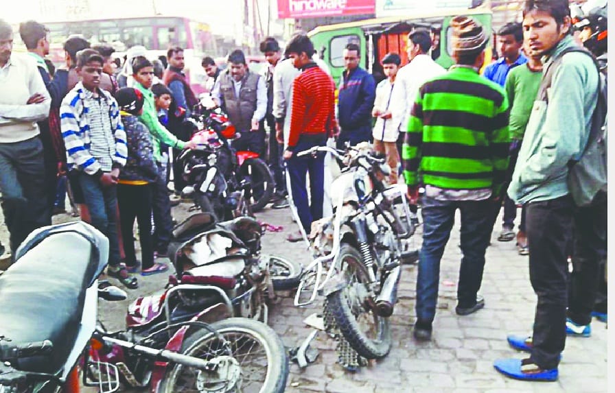 bekaabu bus ne vaahan ko takkar maarkar divider se takraai