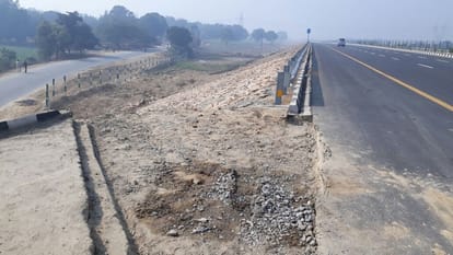 mainpuri samajwadi party leader body found on agra lucknow expressway in firozabad