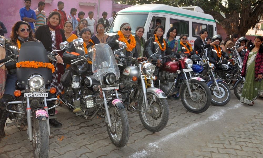 ladies bikers reach agra from mathura for beti bachao