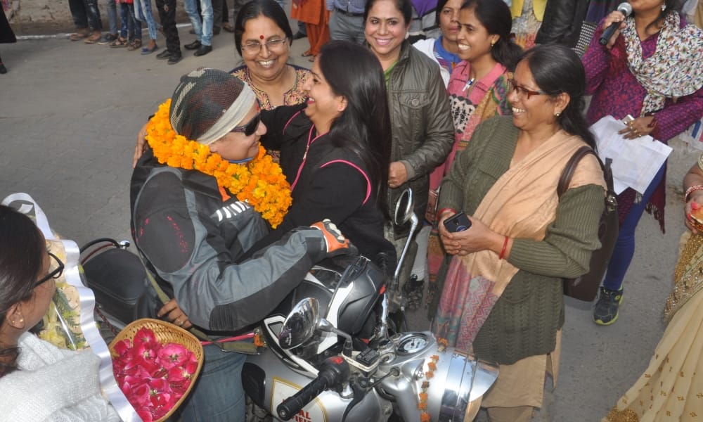 ladies bikers reach agra from mathura for beti bachao