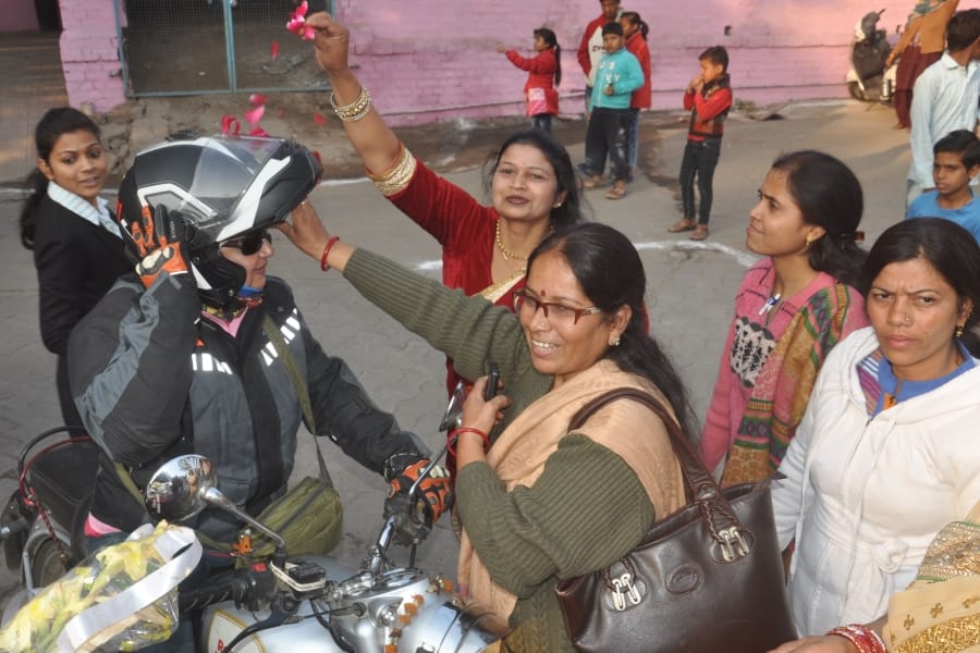 ladies bikers reach agra from mathura for beti bachao